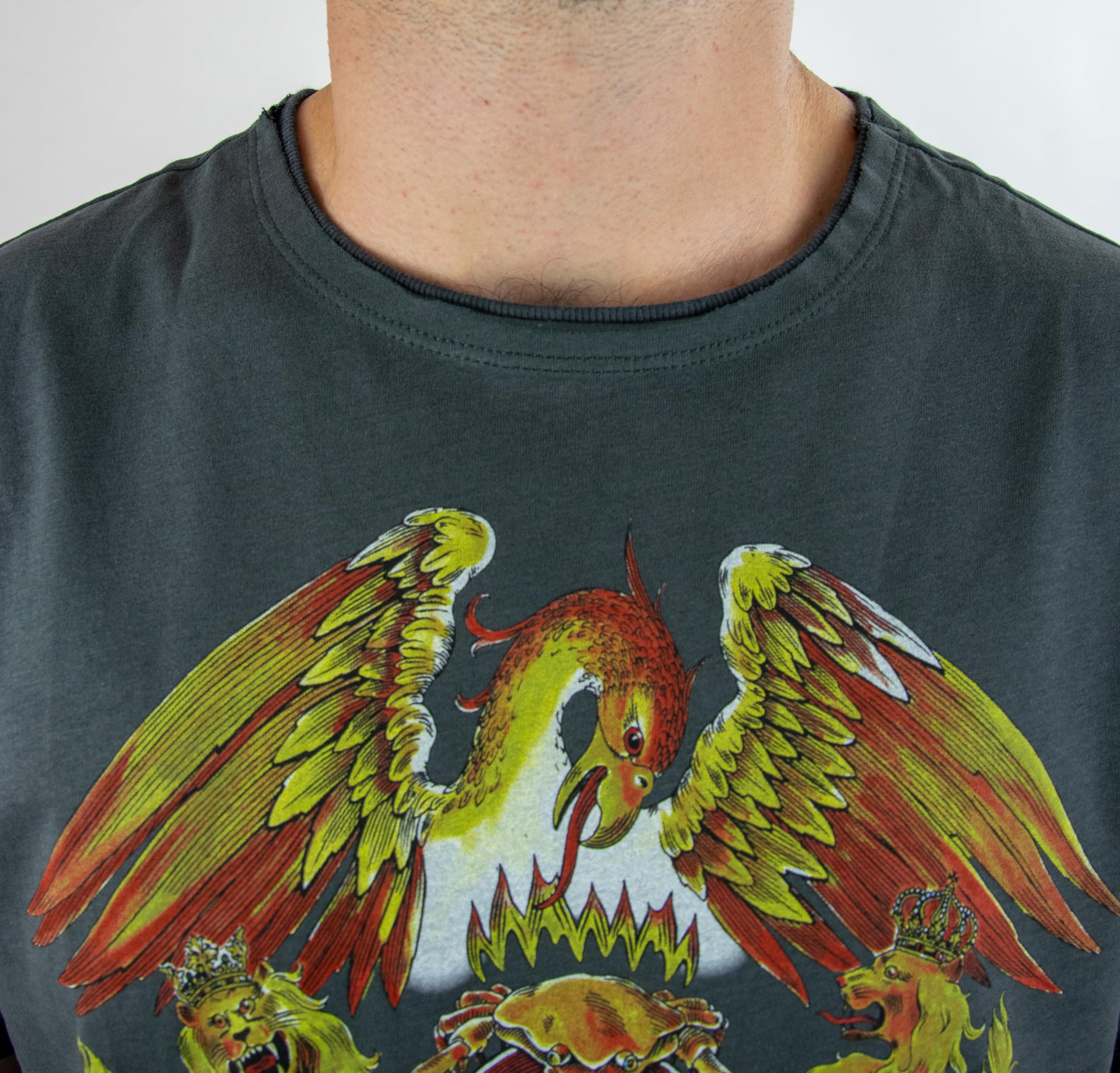 amplified-queen-royal-crest-t-shirt-gr-e-l-charcoal image 4